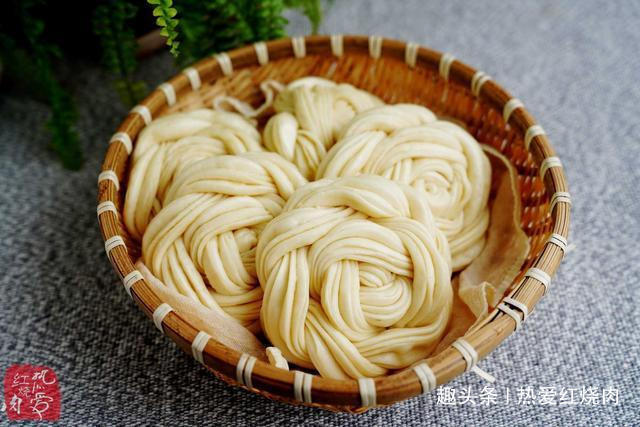 猪油|发面时光加酵母是不够的,多加一勺料,做好的花卷更松软更洁白!