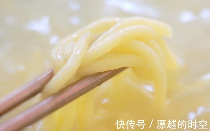 面条有新做法啦！不和面不擀面，手不碰面就做好，软嫩劲道超好吃