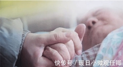 恐惧性|早晨上厕所时, 若发现这2种迹象, 可能“癌细胞”想近身, 别大意