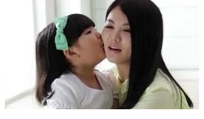 他們因?yàn)榫C藝節(jié)目而紅，也因?yàn)榫C藝節(jié)目而沒(méi)落，有人翻車撒謊離婚