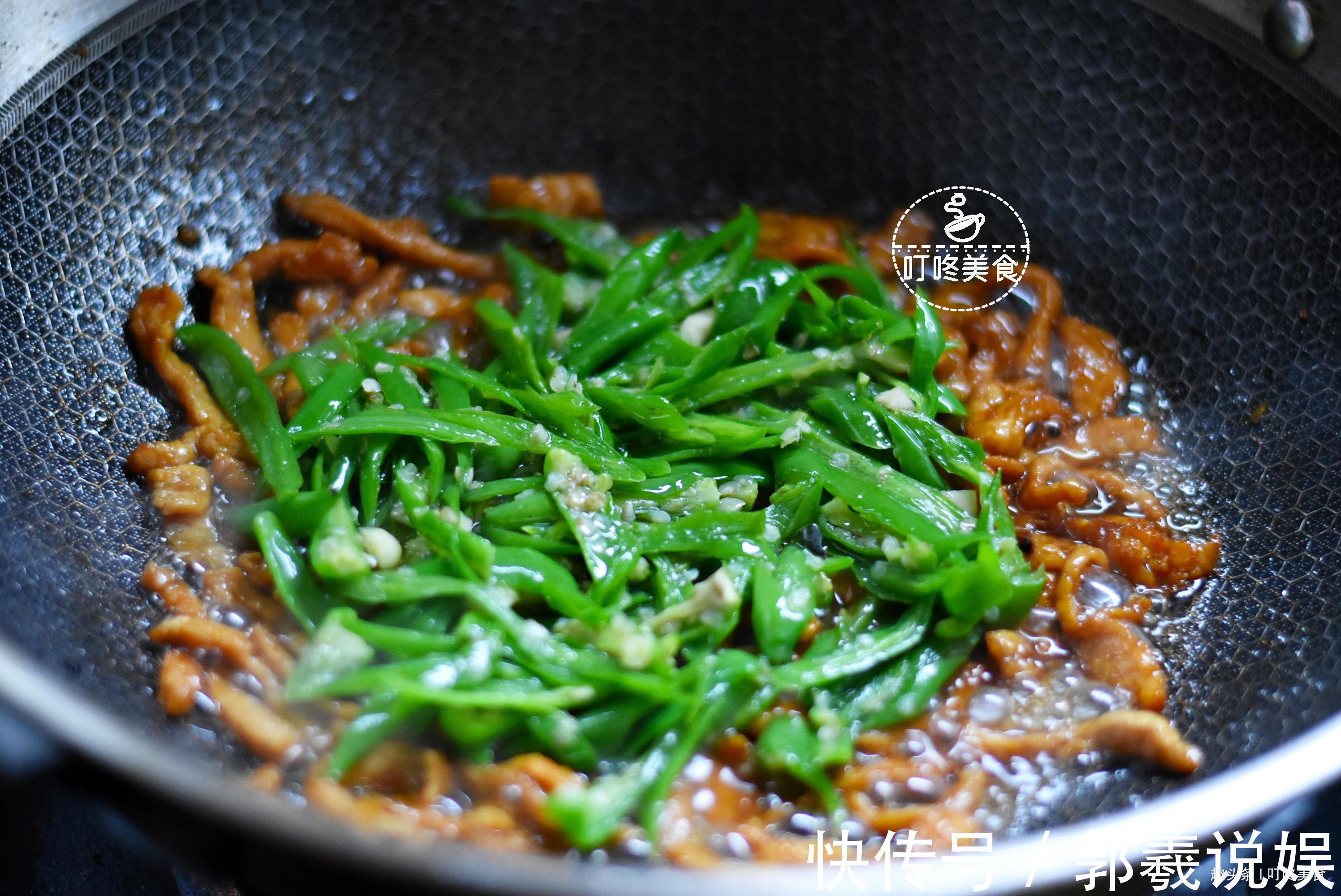 做青椒肉丝,先炒肉就错了!学会这个小窍门,肉丝香嫩青椒更入味