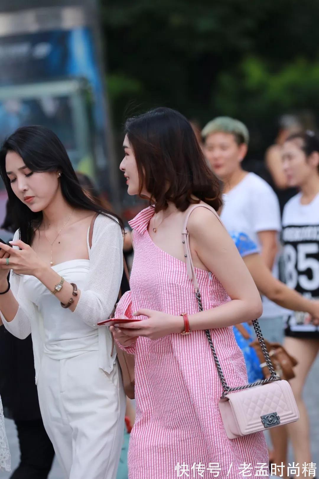 长裤 街拍:动人的容颜不俗不凡穿白色长裤的性感漂亮美女