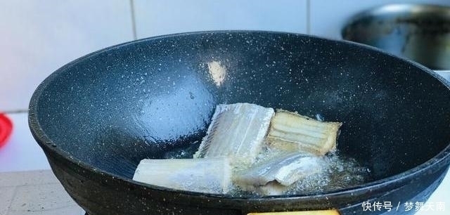 淀粉|炸带鱼裹面糊是外行,大厨教我这样做,带鱼不吸油还香酥可口