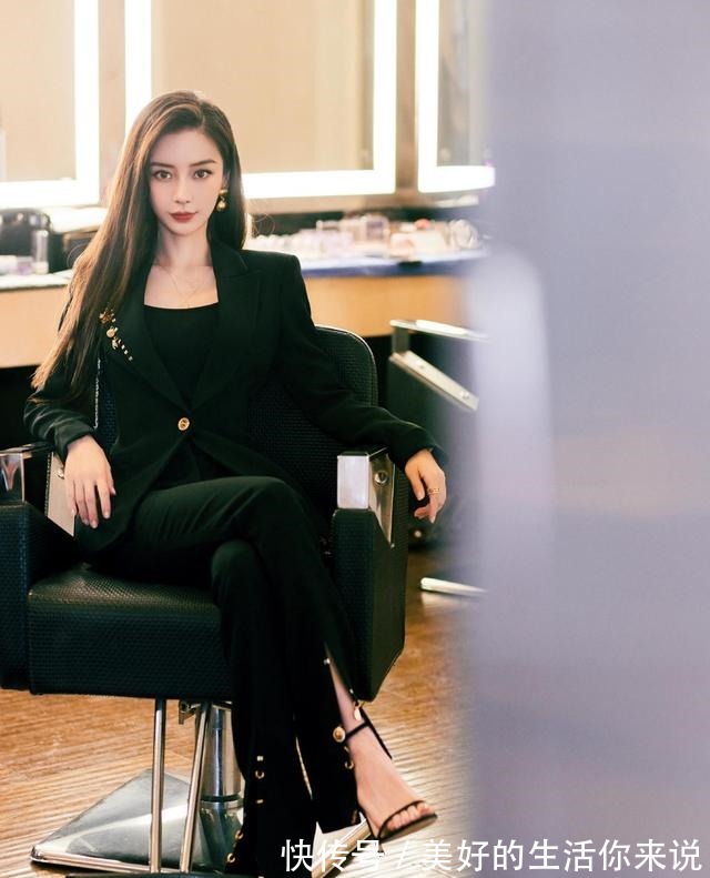 链子|被素人恋爱虐到哭baby不仅贡献最美流泪，还有养眼的时髦穿搭！