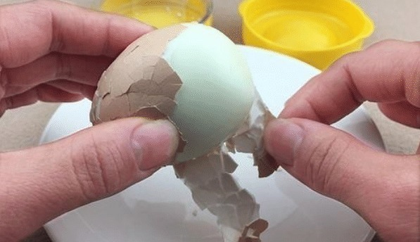 煮鸡蛋只用白水煮可不行，煮前多做一步，香嫩好吃，蛋壳特好剥