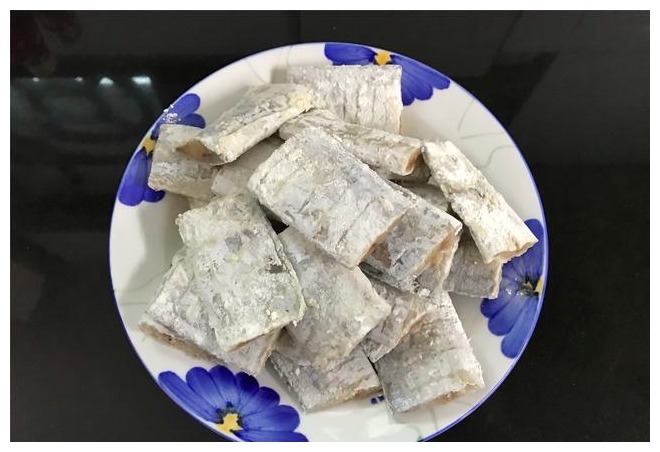 红烧带鱼好吃有诀窍,多加一料,肉质鲜嫩不腥,上桌连汤都不剩