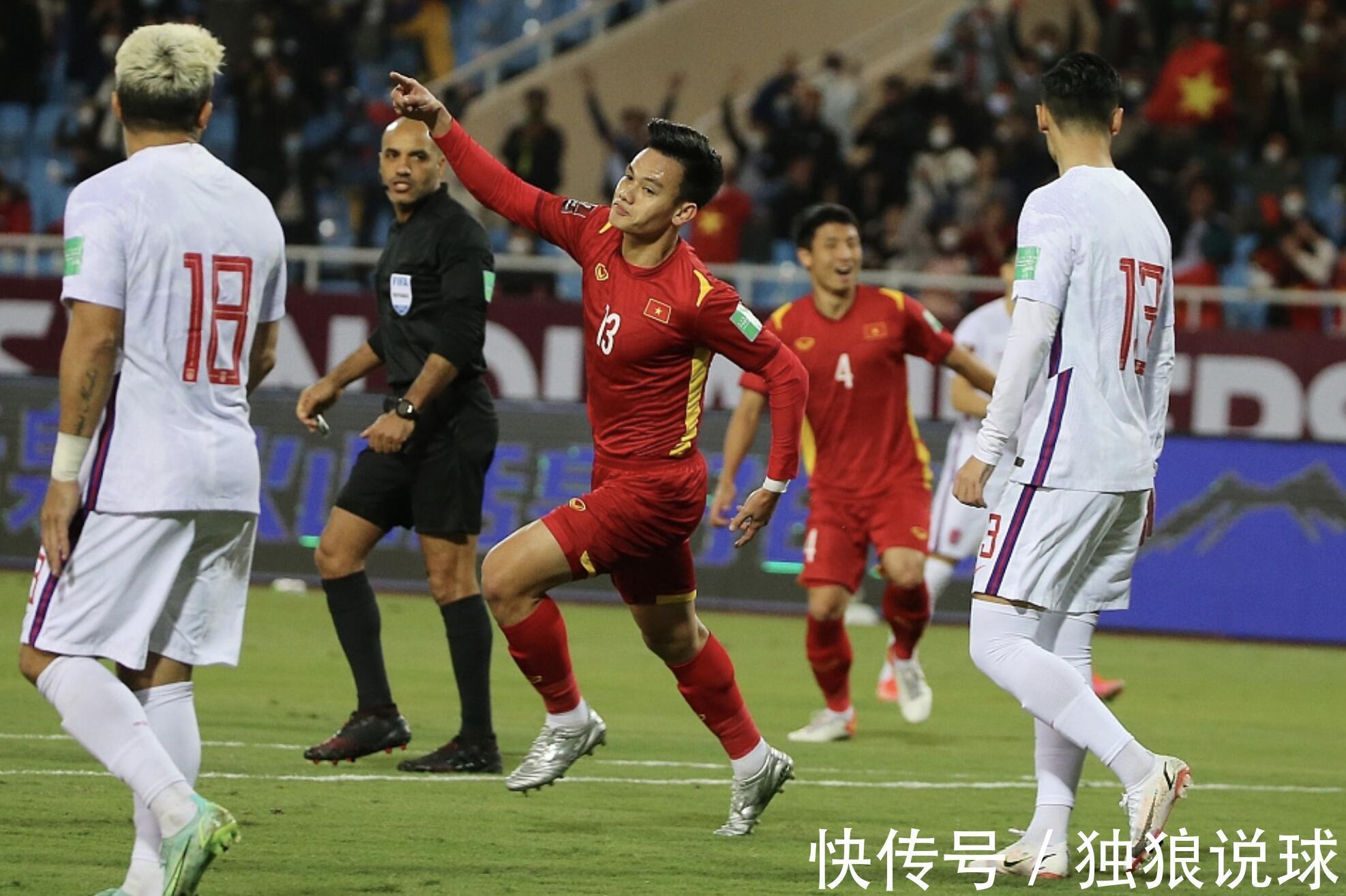 李铁|国足2队员赛场起内讧!同门师兄弟争吵激烈,球迷骂声一片