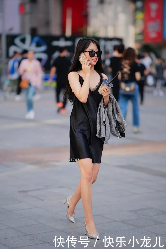 尖头高跟|街拍:高跟鞋搭配裙子,清新淡雅充满气质