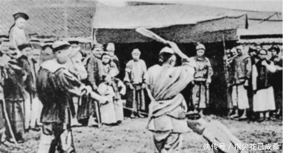 猪笼|清朝刑场现场:浸猪笼的女犯人供人参观,残忍程度让人无法想象