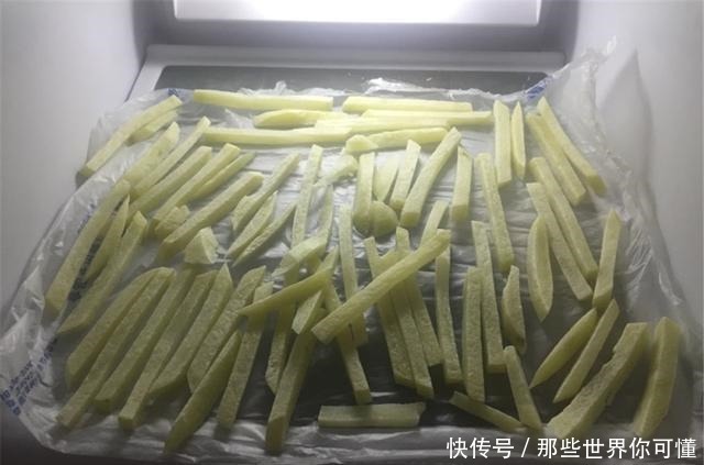 炸薯条,土豆直接炸大错特错,多做1步,薯条酥脆不发软,特好吃