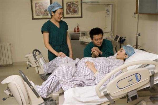 分娩|妻子分娩老公陪产,娃刚出生老公却吐了,护士别瞎捣乱