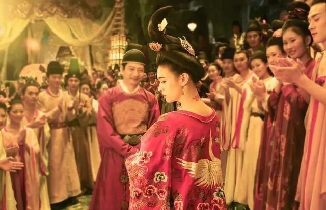 李白|杨贵妃到底有多美?李白:云想衣裳花想容,春风拂槛露华浓