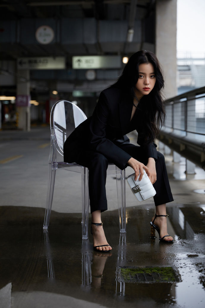 欧阳娜娜穿黑色西装小露深v坐姿霸气眼神撩人