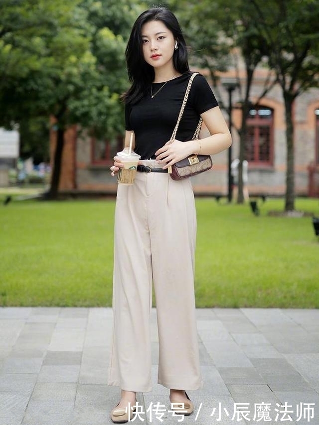 路人街拍，美女穿一件短袖T恤，非常的清新时尚