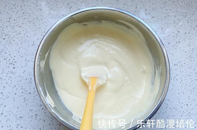 想吃杯子蛋糕不用买,在家轻松做出水光肌小蛋糕,不皱不裂又饱满