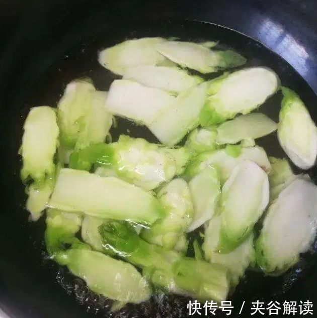 它是天然“泻药菜”，每天炒一盘，血管好，嘴巴不臭，瘦成2位数