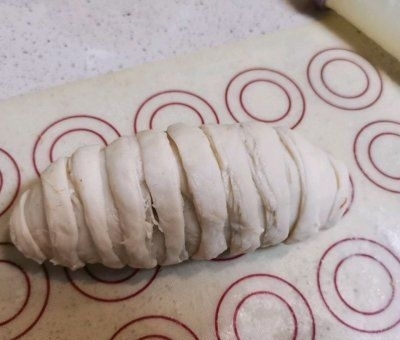 这手抓饼做「烤肠毛毛虫」连吃3天了！明天还想吃