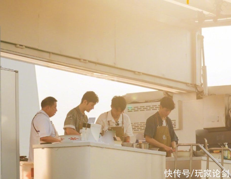 丁真|《中餐廳5》路透，全員穿復(fù)古風(fēng)服裝，這個飛行嘉賓來頭可不小