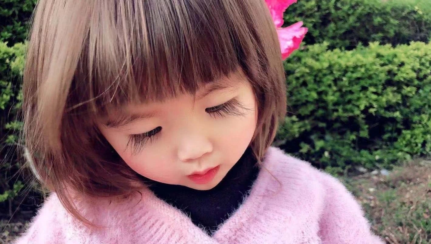 眼睛|奇闻:两岁女孩被称睫毛精,睫毛是常人的三倍,放铅笔都不是问题