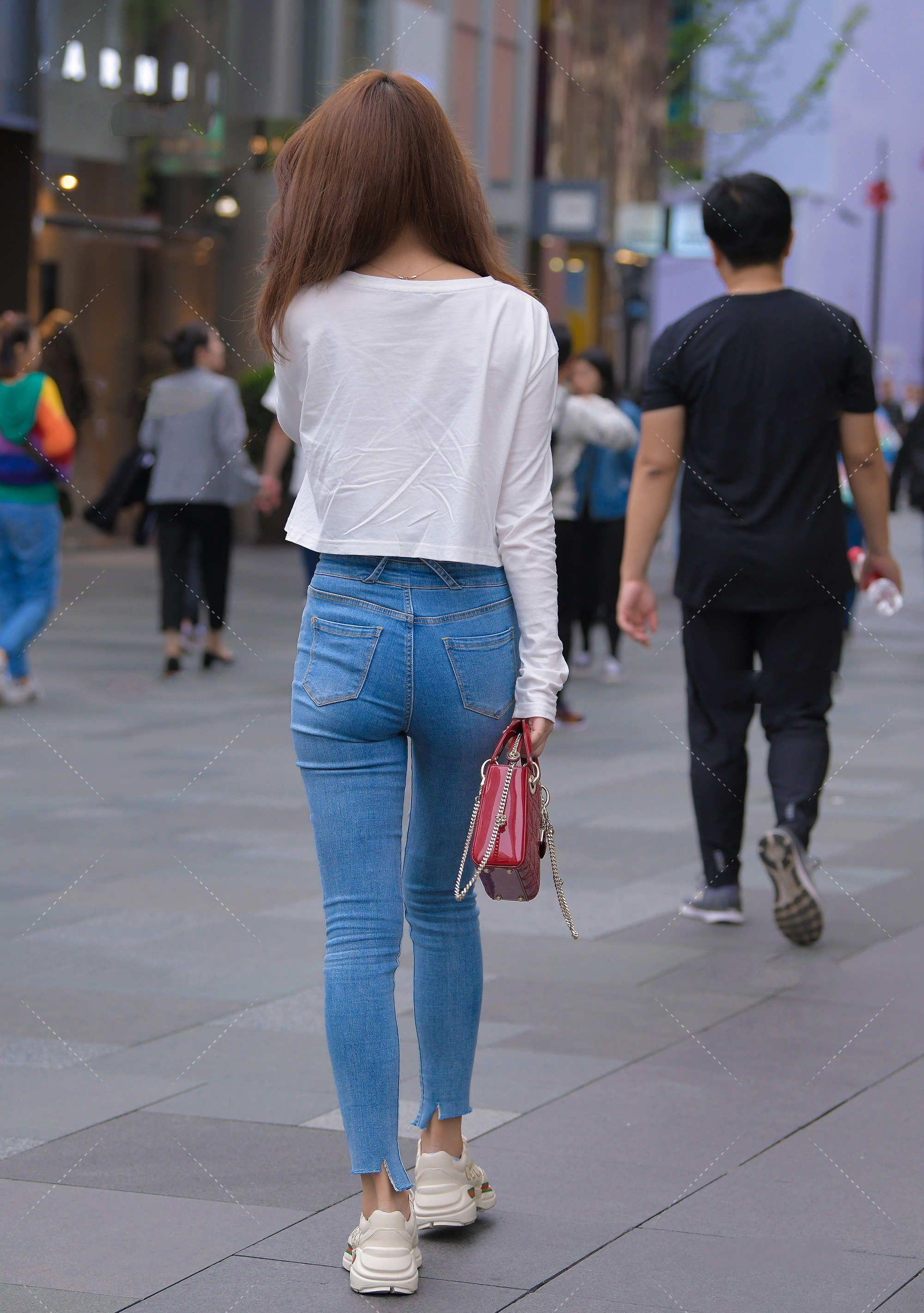 身材比例 简单大气的白色短款休闲上衣,如何搭配,才能既显身材,又时尚呢