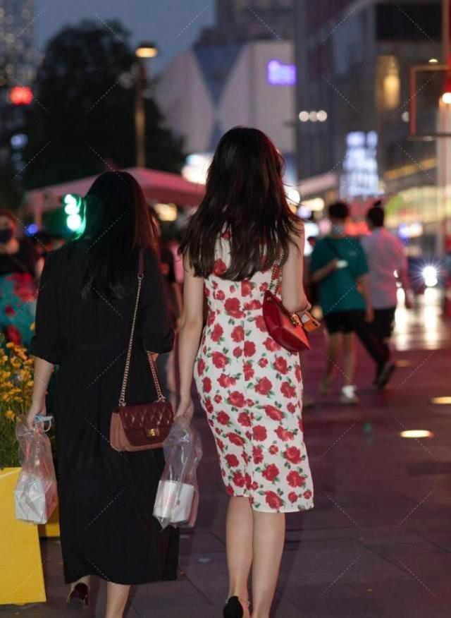 黄色|粉色连衣裙搭配黄色高跟鞋，青春靓丽，活泼可爱