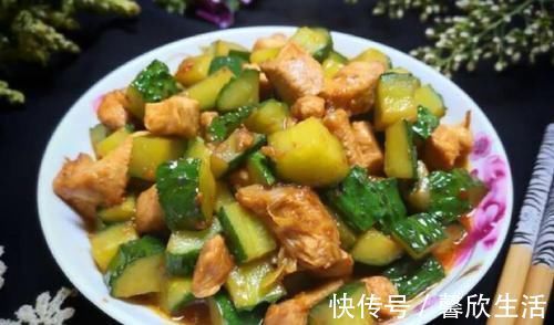 鸡胸肉|黄瓜和“它”是好搭档,一盘2元钱,每晚吃一点,甩赘肉细蛮腰