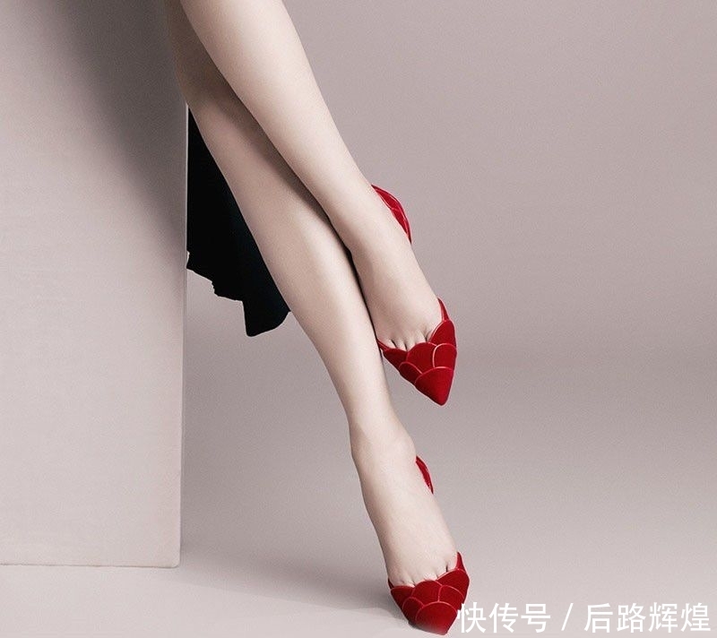 女人穿上“高跟鞋”,不管配裤子、裙子都养眼好看!