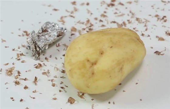 橡皮|分享4个不用削皮刀，轻松去除土豆皮的小妙招，尤其第4种一捏就掉