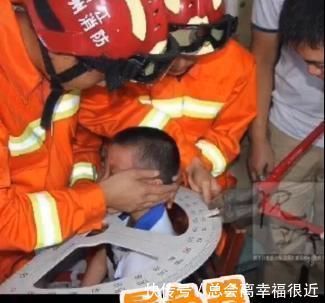 危险|熊孩子被“卡”合集,持续高能,熊孩子:万物皆可把头塞进去