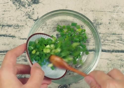  香嫩|用饺子皮做成的葱油饼，孩子特爱吃的早餐，香嫩多层，解馋营养
