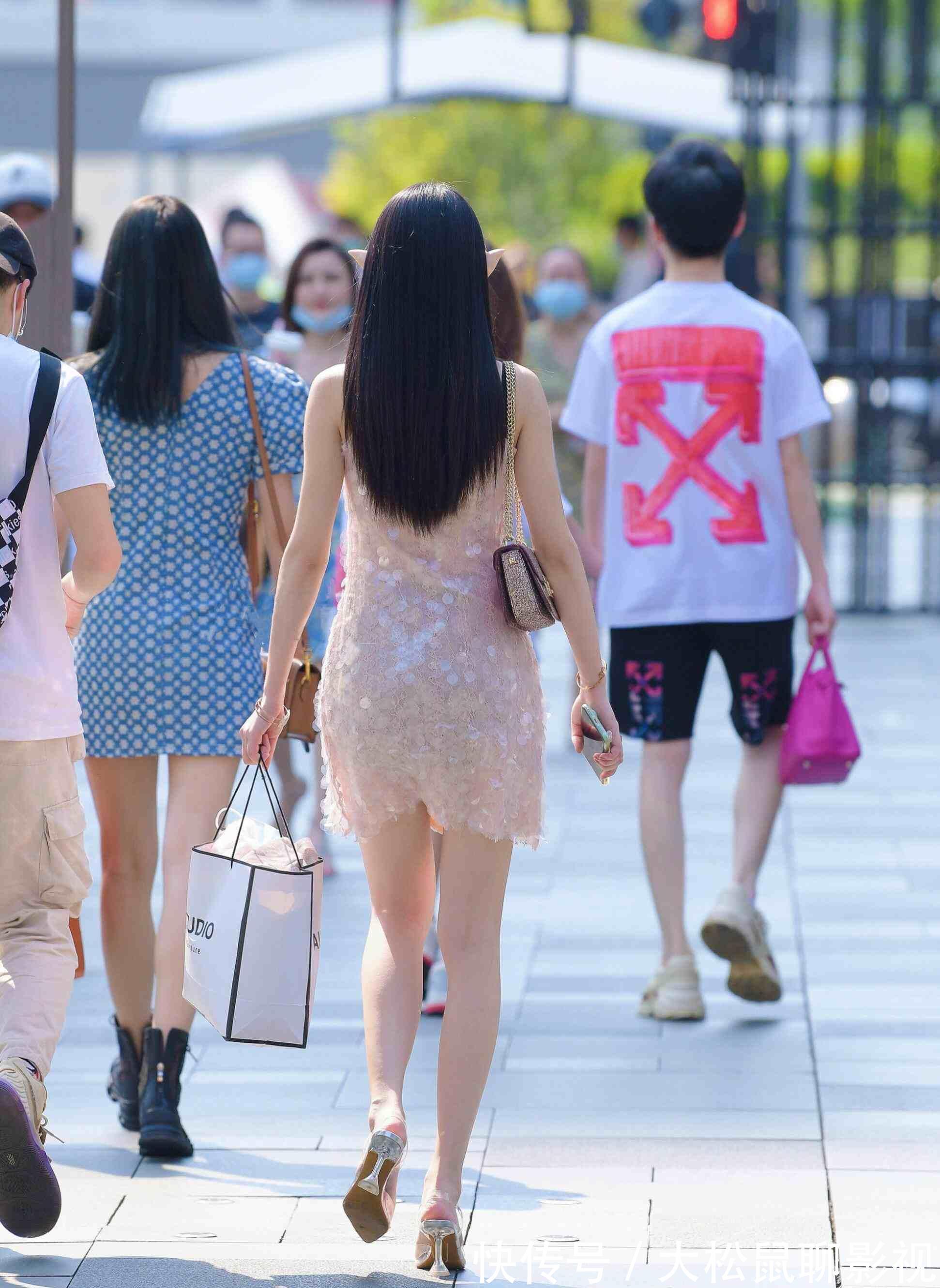 街拍|身形修长的连衣裙美女，有设计感的才时髦好看，真佩服她