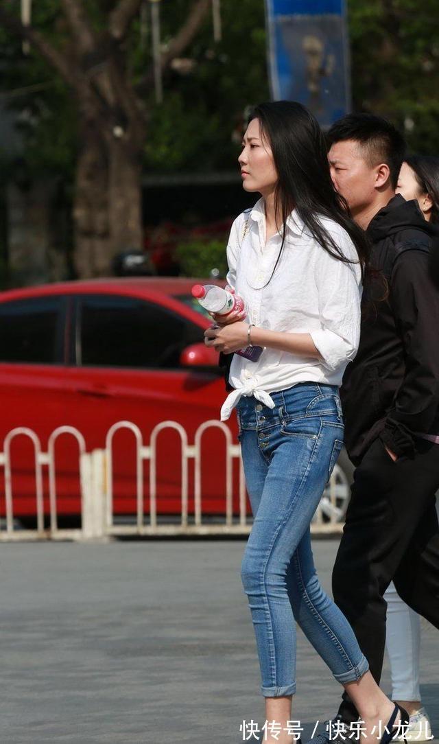 打底裤 打底裤很好身材,搭配简单的白色背心,显运动活力范十足