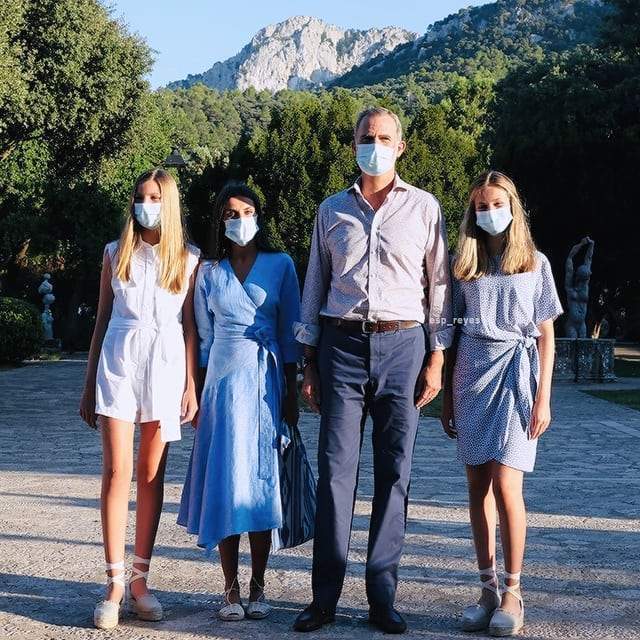 站位|西班牙14岁小公主学姐姐穿高跟，身高超180变巨人，王后一脸不快