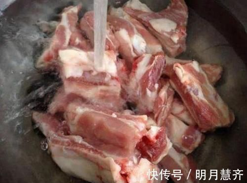 排骨焯水时,最忌直接下锅煮,大厨分享正确做法,排骨鲜嫩无腥味