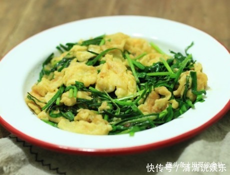 炒鸡蛋|韭菜炒鸡蛋时,别直接就下锅炒,大厨教我1招,韭菜翠绿不出水