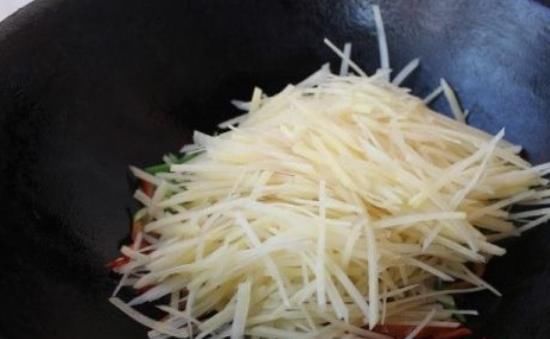 补充营养|忠告炒土豆不宜放此物，吃了就是没病找病，现在知道还不晚