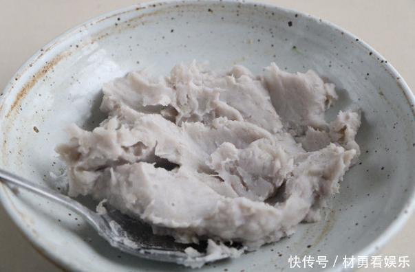 香甜|芋头做成的红糍粑,1块芋头1把糯米饭,软糯又香甜