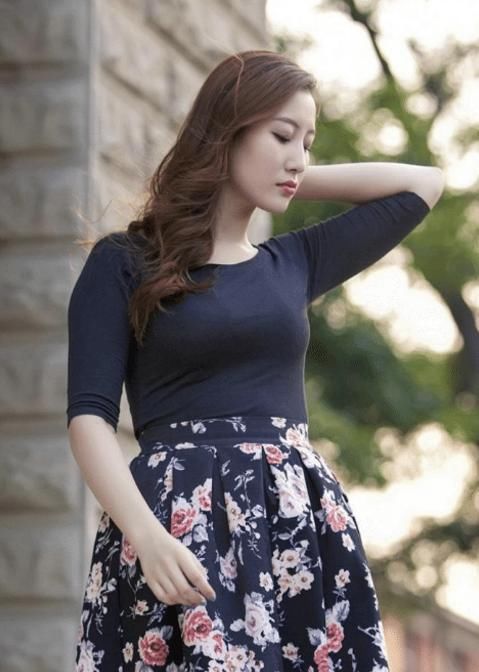 黑色t恤|微胖小姐姐穿纯黑色T恤衫，搭配花花半身裙，熟女范十足