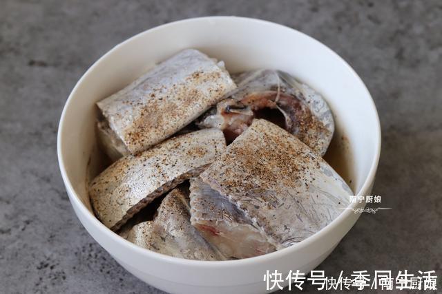 腥味|煎带鱼时,下锅前多做这一步很重要,煎出来不破皮,入味还没腥味