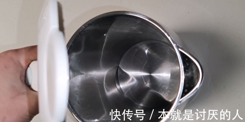 水壶水垢难去除？教你一招，水垢自动往下掉，不用动手刷