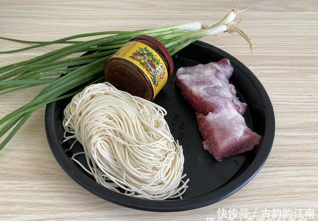 营养|1个人吃饭,我从不点外卖,荤素搭配营养足,网友:认真吃饭真好