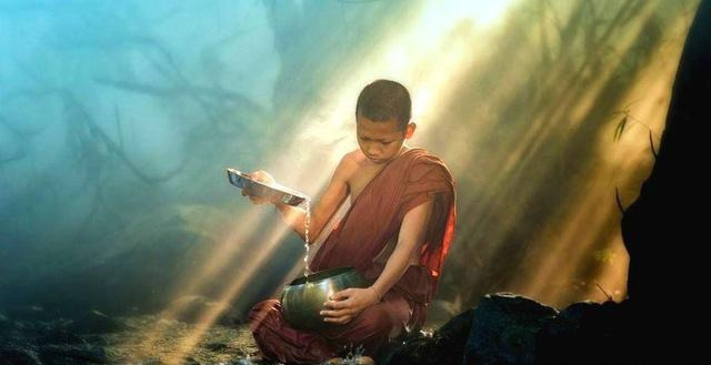 鱼儿|尼姑出上联“池中荷叶鱼儿伞”,路过的和尚吟出下联,堪称妙对