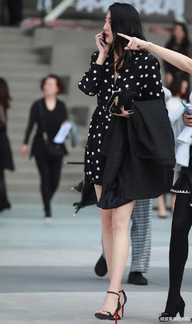 时尚|黑色西装款连衣裙,搭配一字细高跟鞋,尽显出时尚女生的优雅气质