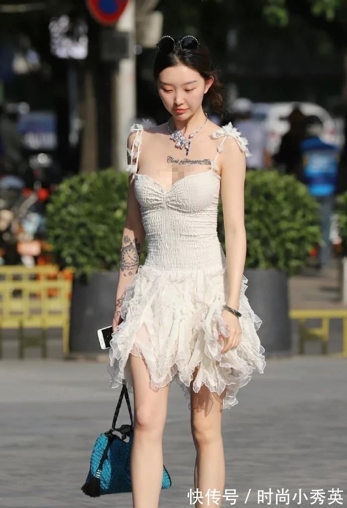 清新脱俗 美女清新脱俗,裙子被撕“烂”了还要穿,换我早扔了