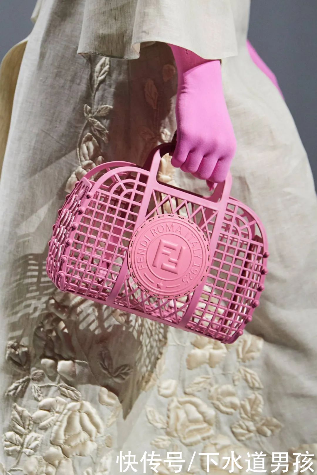 芬迪FENDI最新设计出圈,网友说像去澡堂用的篮子