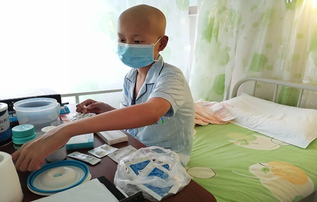 化疗|男孩十几天没吃没喝,深夜偷偷用尿沾湿嘴巴,妈妈听闻哭成泪人