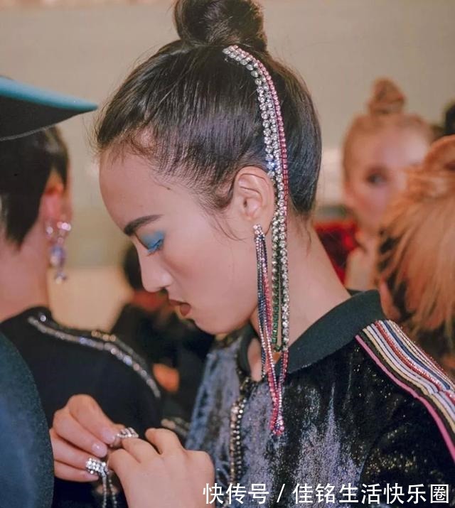 burberry 珠宝首饰还能这样佩戴,这些奇特造型却充满时尚味道,奢华感爆棚!