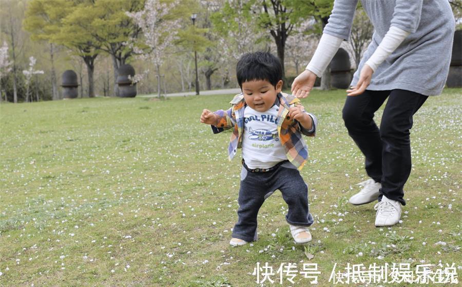 伤害|孩子摔倒，父母要不要不理会？你的行为可能正在伤害他们