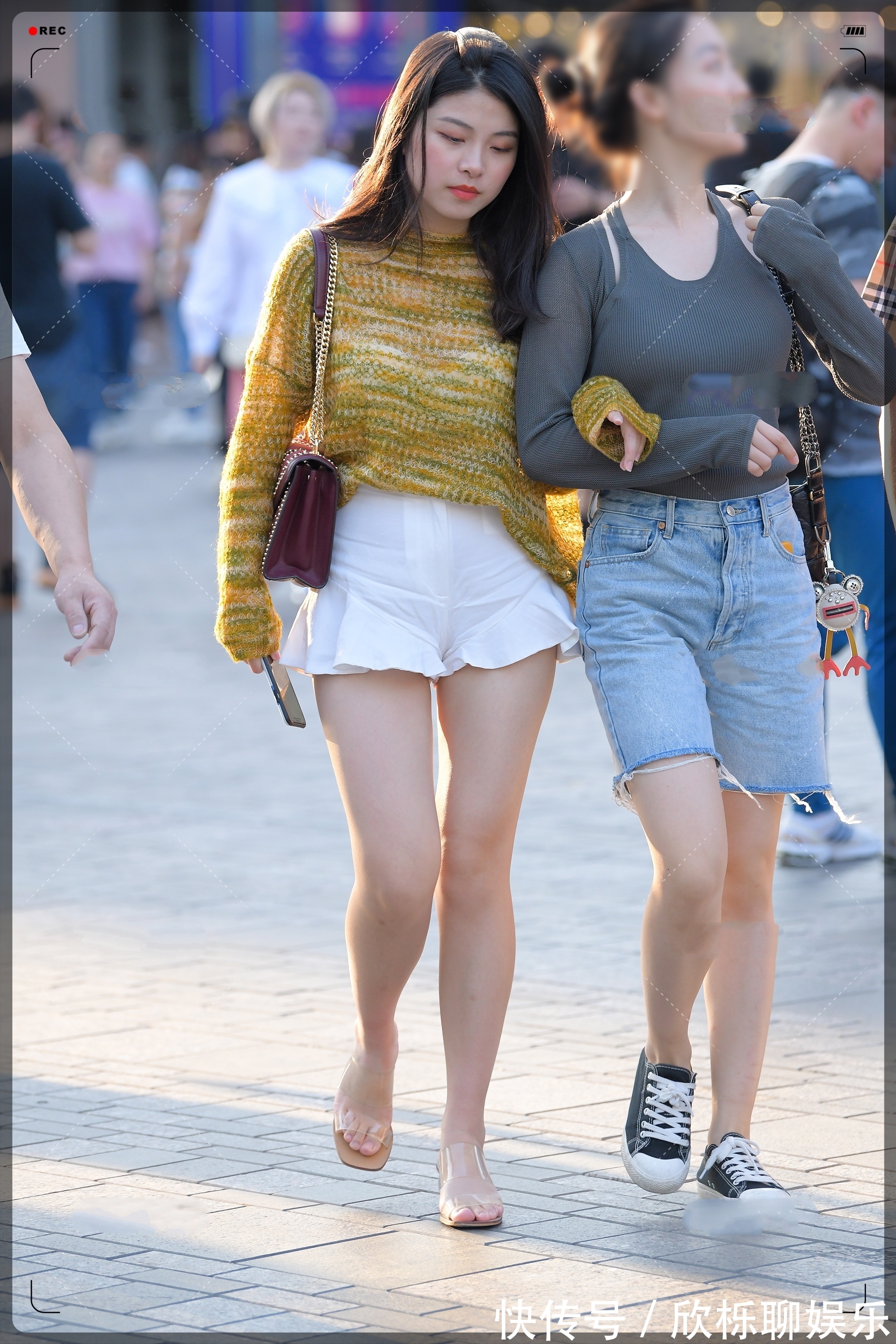 裸色 暖黄色针织镂空毛衣搭配港风褶皱a字短裤,青春靓丽,活泼可人