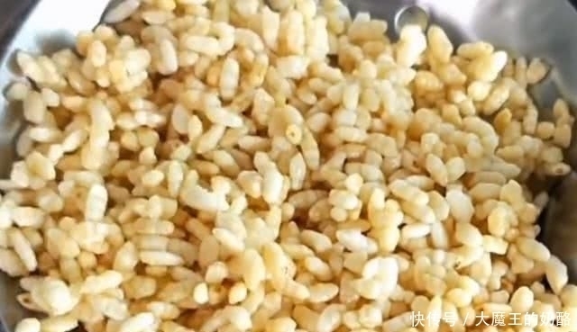 把1碗大米倒进油锅,瞬间变美味,吃完还想吃,做法超简单,解馋